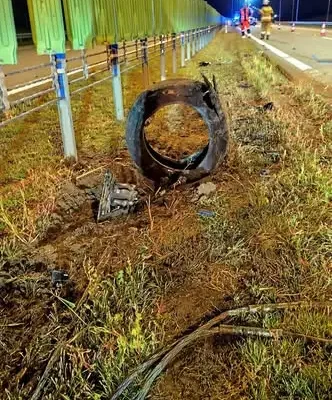 Toyota uderzyła w barierę energochłonną na A1. Kierowcy nie było na miejscu