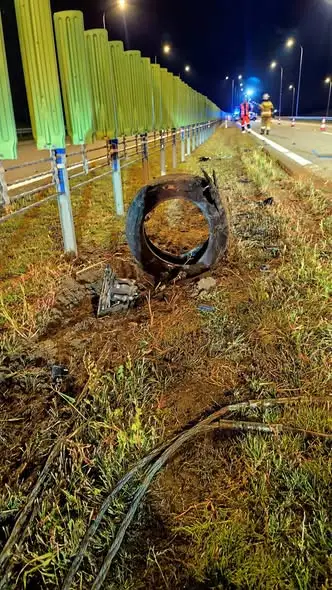Toyota uderzyła w barierę energochłonną na A1. Kierowcy nie było na miejscu