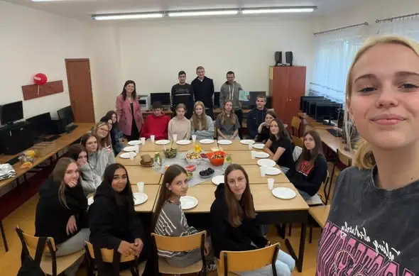 Zdrowe śniadanie w klasie 1a – profilaktyka na talerzu