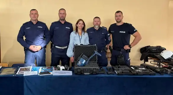 Policjanci z Wąbrzeźna promowali służbę podczas Powiatowych Targów Pracy