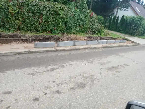 Remont chodnika w Dębowej Łące – bezpieczniej dla pieszych