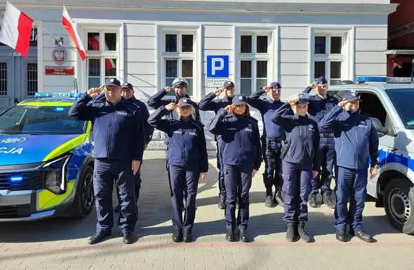 Wąbrzeźno: policjanci oddali hołd zmarłemu koledze. Syreny zawyły w całym kraju