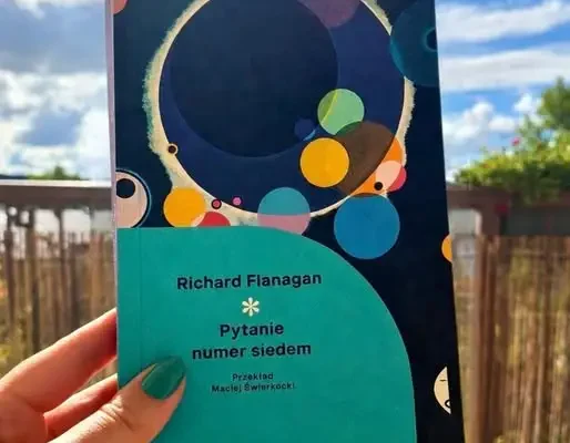 „Pytanie numer siedem” Richarda Flanagana – recenzja literackiego miszmaszu o łańcuchu ludzkich losów