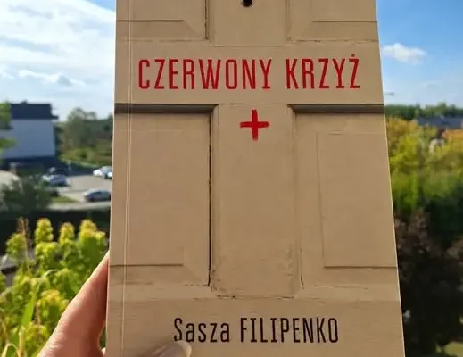 „Czerwony krzyż” Saszy Filipenki – recenzja powieści o pamięci, traumie i stalinowskim reżimie