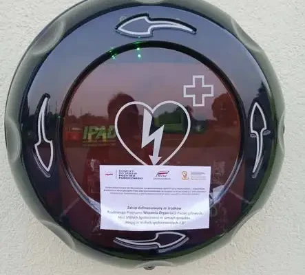 AED w Niedźwiedziu już na ścianie Sali Wiejskiej – czas na szkolenie