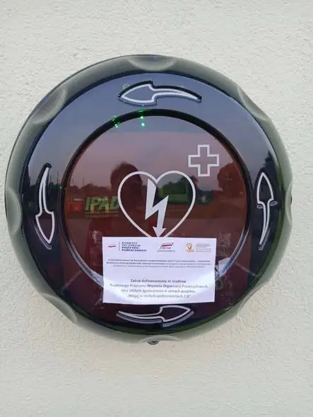 AED w Niedźwiedziu już na ścianie Sali Wiejskiej – czas na szkolenie