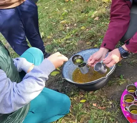 Uczniowie klas 2a i 2b z wizytą w Bukowcu – przyrodnicza lekcja w terenie