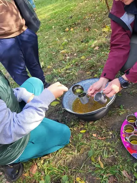 Uczniowie klas 2a i 2b z wizytą w Bukowcu – przyrodnicza lekcja w terenie