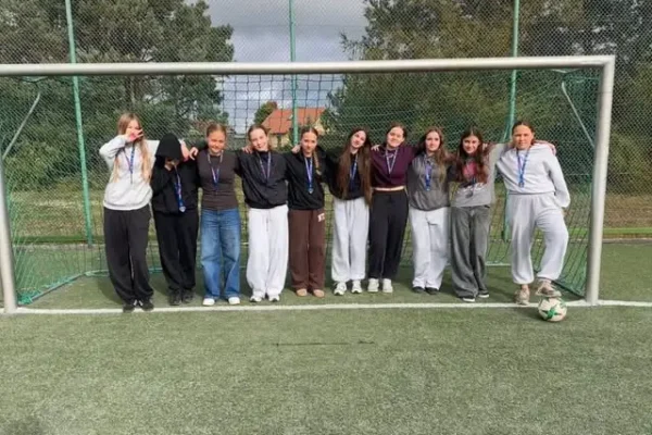 Drużyna ze Szkoły Podstawowej w Płużnicy z brązem w turnieju „Z Orlika na Stadion”