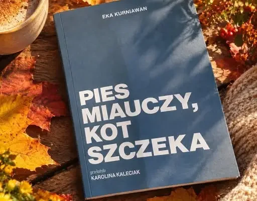 „Pies miauczy, kot szczeka” Eki Kurniawana – recenzja mikropowieści o dojrzewaniu pod presją