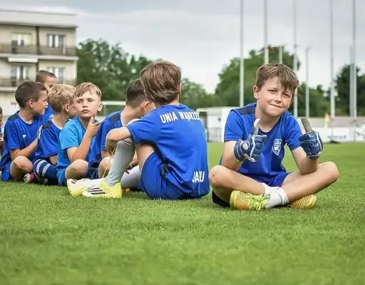 Jesienny trening piłkarski — jak ubrać młodego zawodnika?