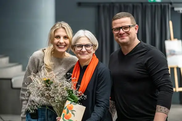Wernisaż „Gra w pomarańcze” w WDK Wąbrzeźno – teatralna oprawa i rekordowa frekwencja